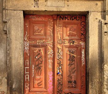 construction-renovation-maison-financement-pose-portes